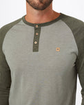 Image of product: T-shirt sans col classique à manches longues pour hommes